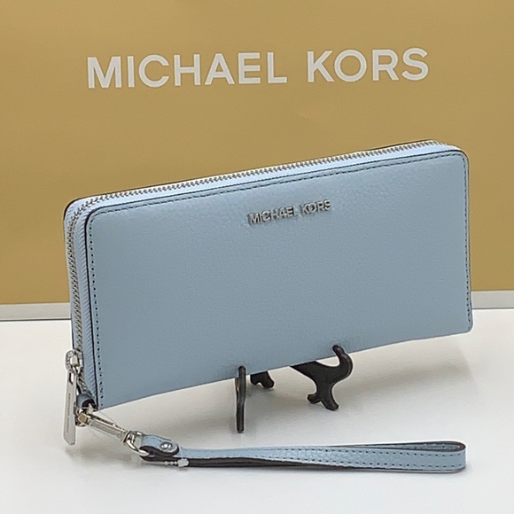 MICHAEL KORS LARGE TRAVEL CONTINENTAL WRISTLET WALLET PALE OCEAN COLOR - Picture 1 of 14